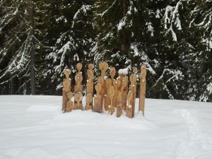 Simpatica scultura in legno nei prati di Conseria