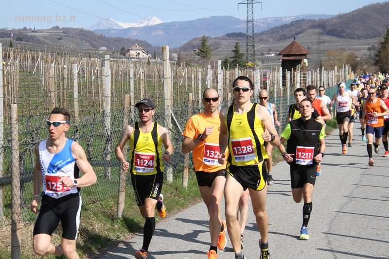 Partenza 10 km Caldaro, spalla a spalal con i lciclope che mi ha fulminato allo sprint