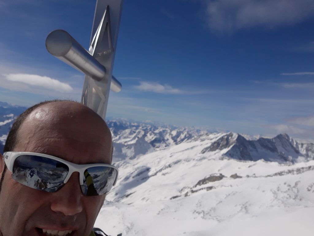 In cima al Trunerkamp troppo vento per fermarsi a godere del panorama. 