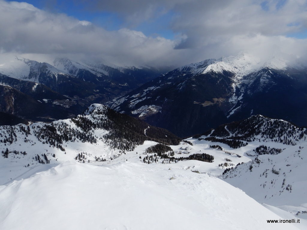 Dalla cima di Speikboden le piste; in fondo la val Aurina continua fino alla vetta di Italia coperta dalle nubi. 