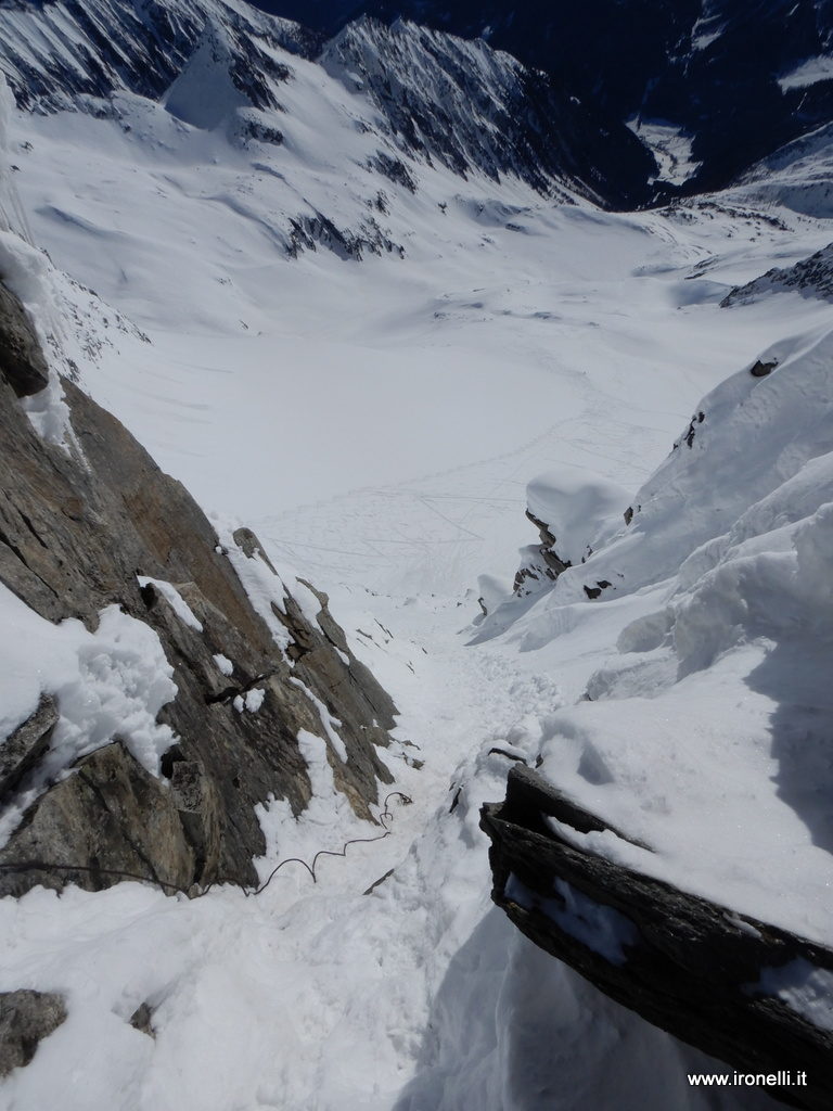 L'ultima parte del canale di accesso alla cima del Turnerkamp; sullo sfondo lo skilift di Riobianco.