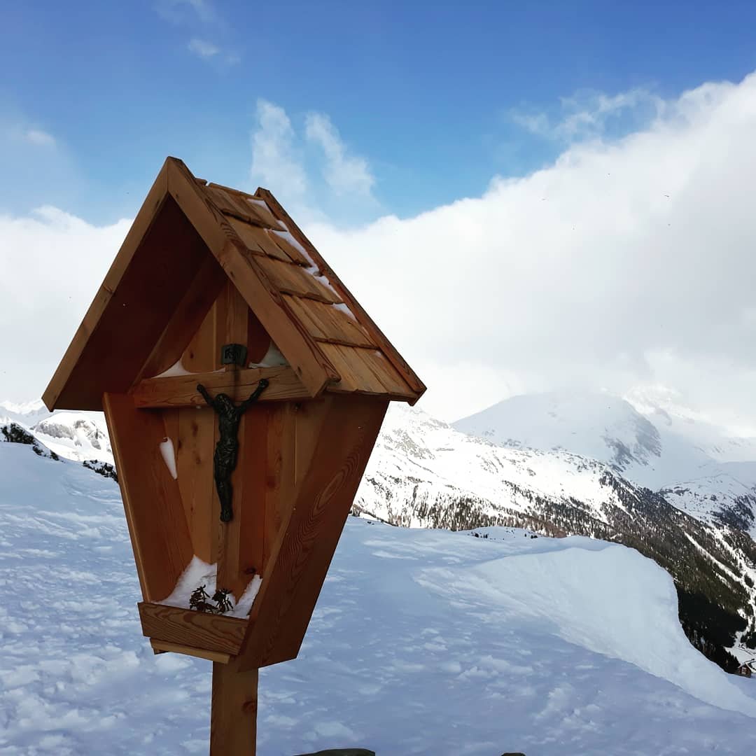 Il cippo al Muhlwalder Joch a 2342 metri, tra Speikboden e Henen. Dietro il TurnerKAmp nascosto dalle nubi.