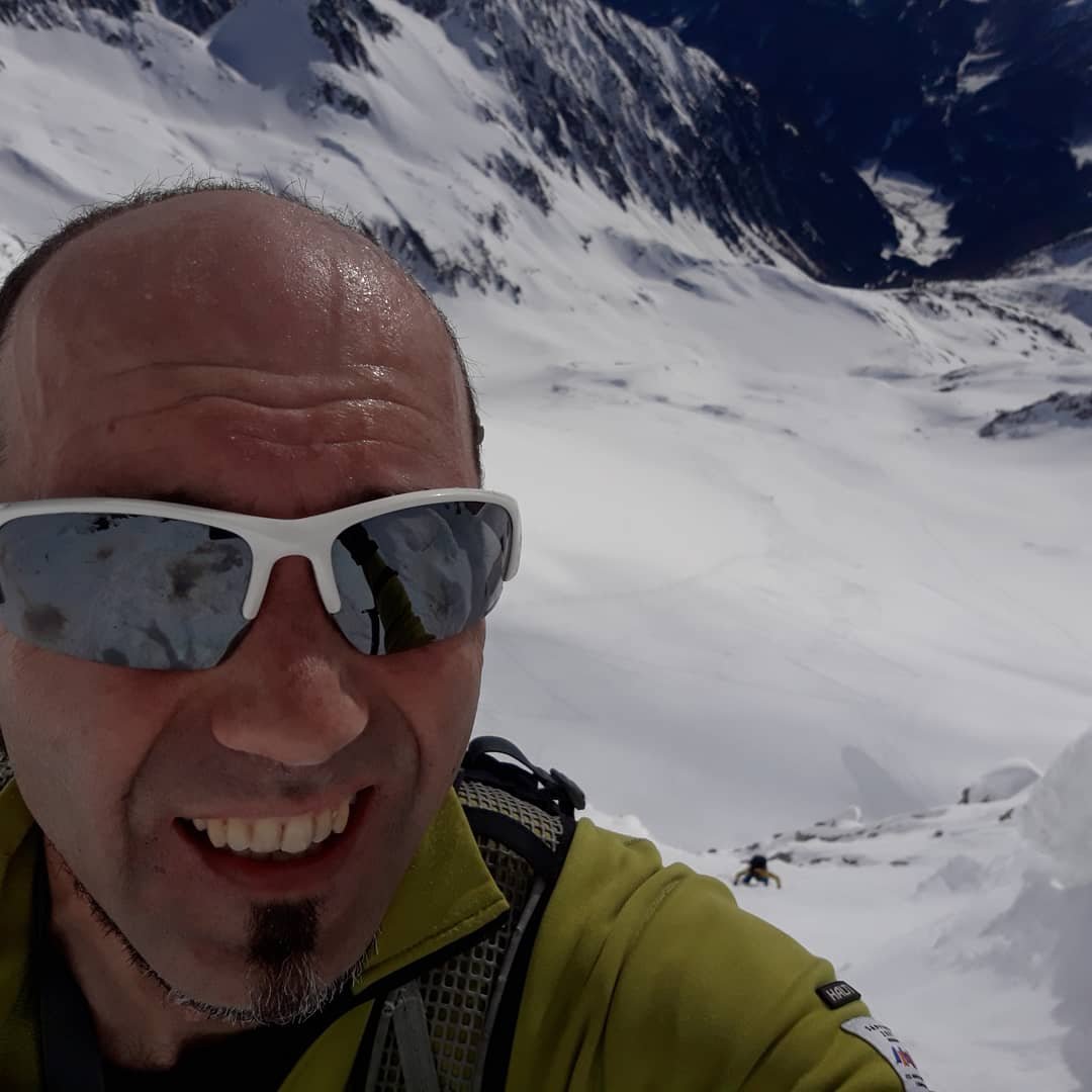 Nel canale di accesso alla cima del Turnerkamp, 3418 metri. Sullo sfondo il paese di Rio Bianco (Weissenbach). Quel ragnetto attaccato alla parete è un altoatesino che sale dietro di me.