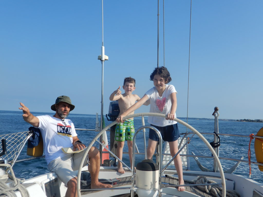 Il Capitano indica la rotta, il timoniere esegue.