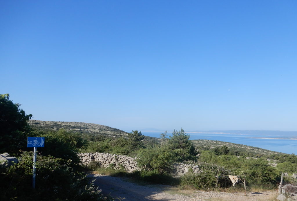 Partenza del sentiero enduro 5.2 a Punat, sull'isola di Krk.