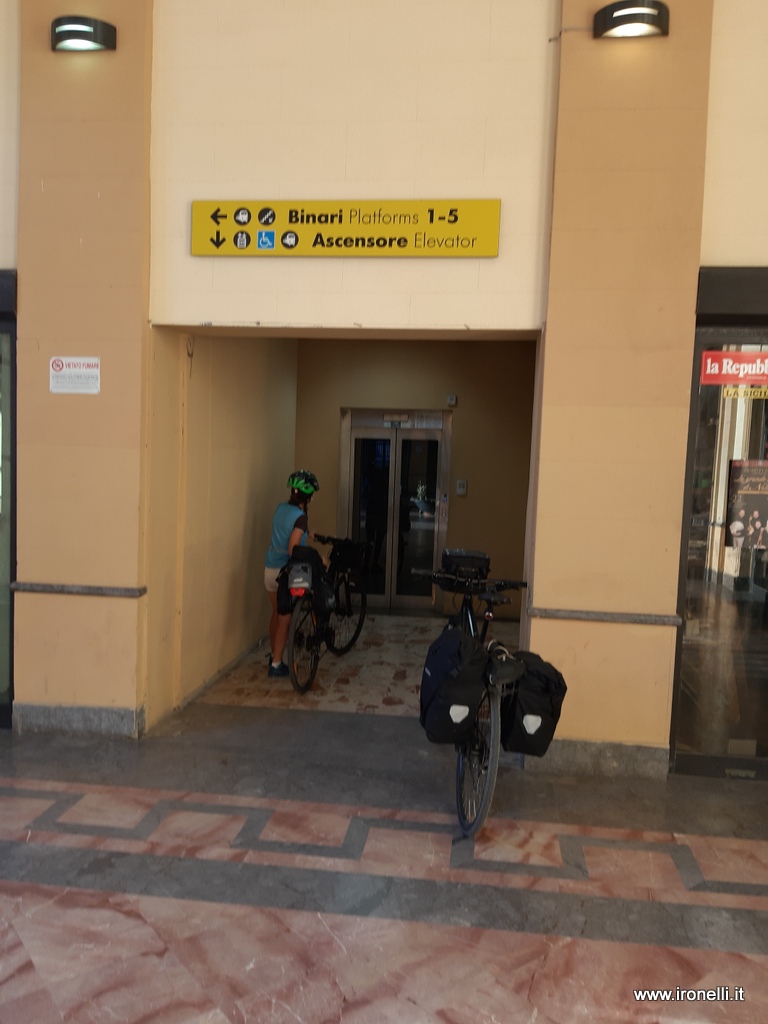 L'ascensore per le bici alla stazione di Agrigento