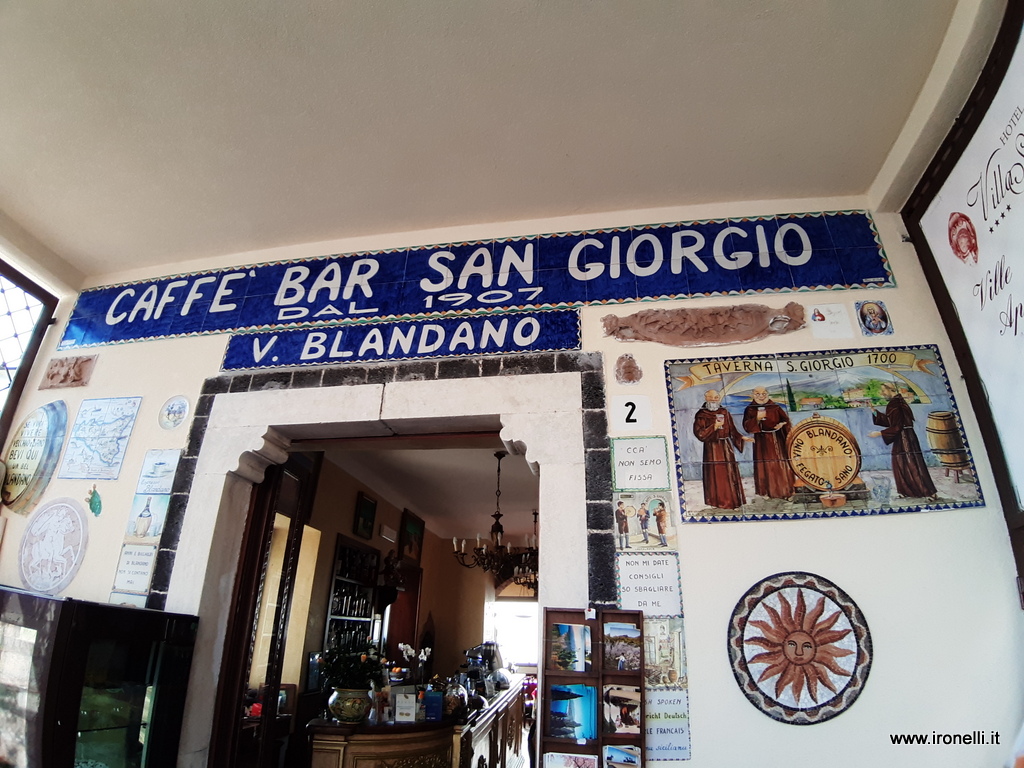 In piazza il caffé di Vincenzo Blandano, l'inventore del vino alla mandorla
