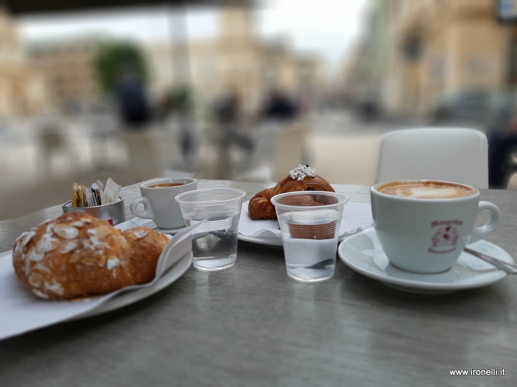 In tutta la Sicilia con caffè ti offrono dell'acqua, peccato che sia nei bicchieri di plastica.