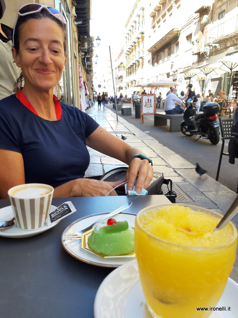 Un pasticcino e una granita in via Maqueda