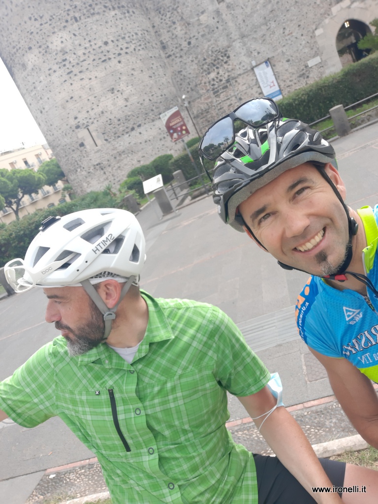 Un cicloviaggiatore trentino incontrato al Castello Svevo ci Catania: ha appena fatto il Sicily Divide,