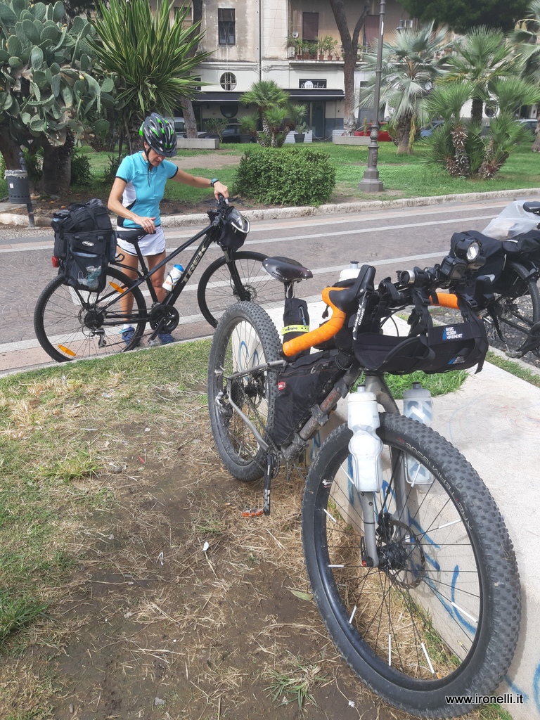 Confronto tra la nostra bici da cicloturista è la sua FATBIKE da divider.