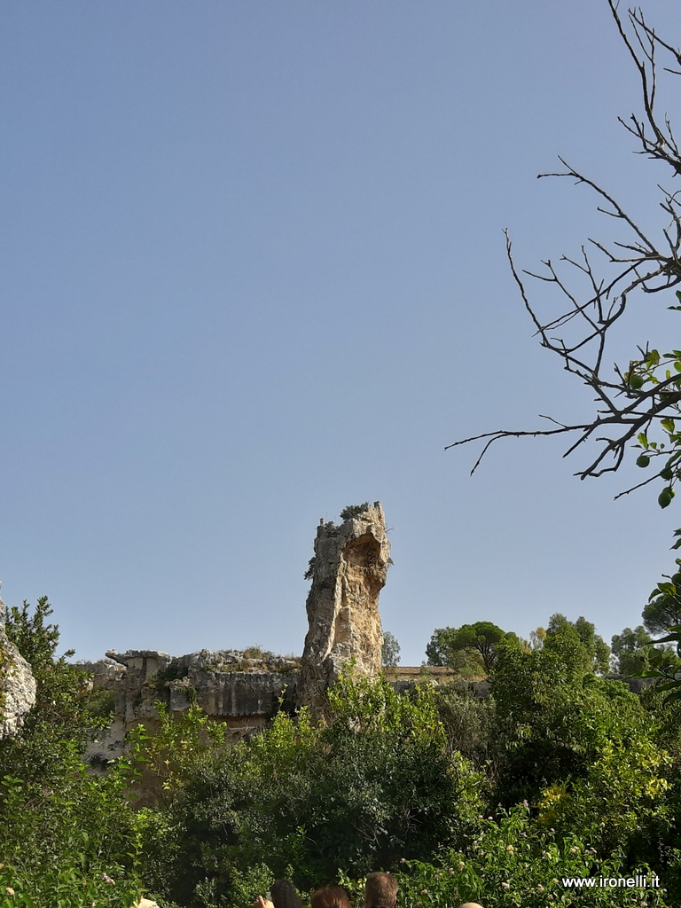Le cave di pietra di Siracusa: la torre indica la base dello scavo.