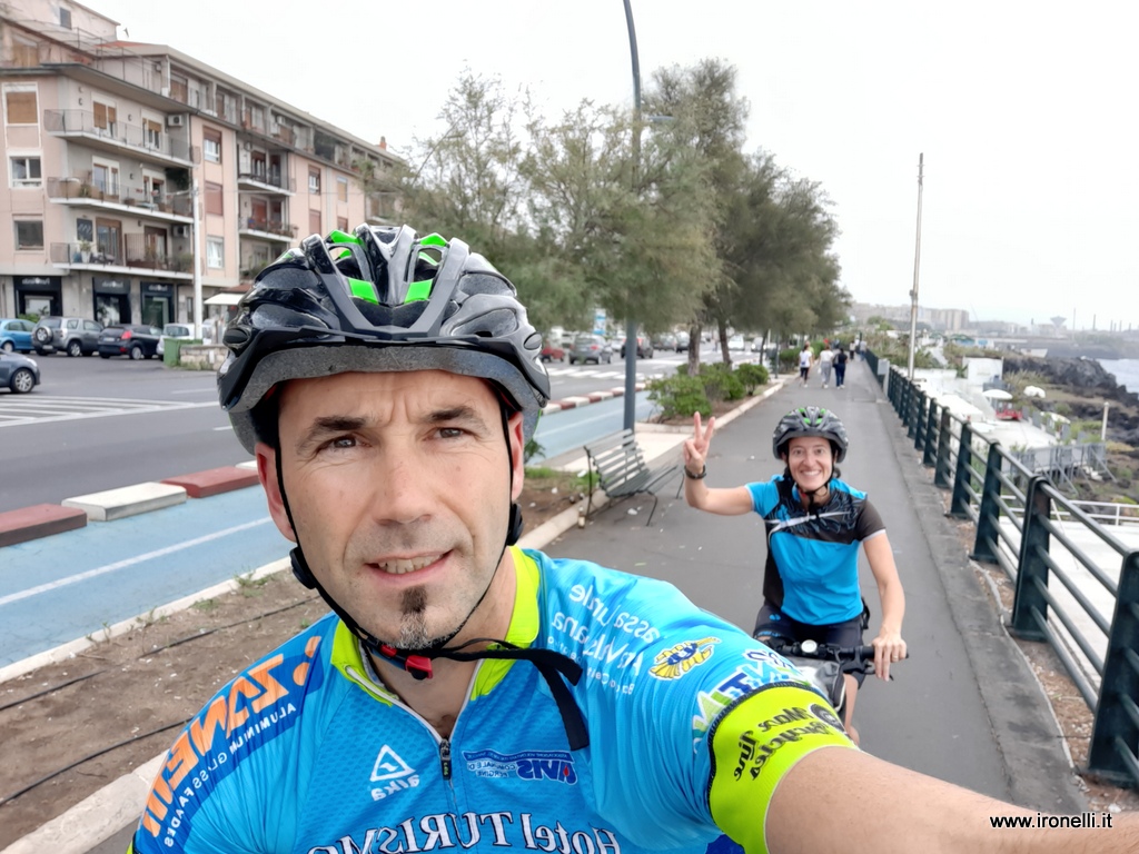 Primi chilometri del viaggio in bici in Sicilia lungo la ciclabile a Catania