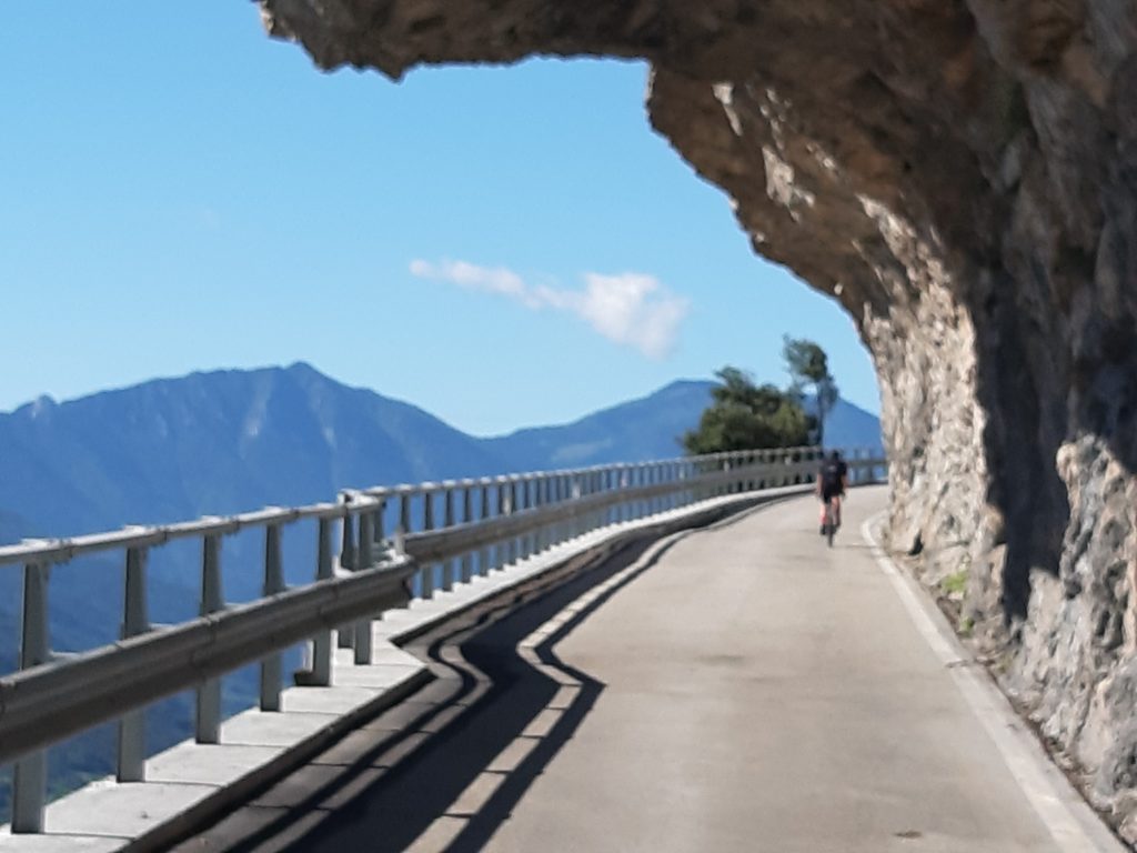 La bellissima strada che sale a Margone