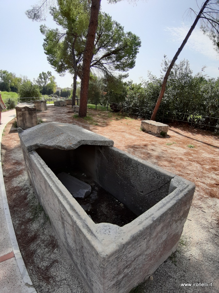 Sarcofaghi funerari.