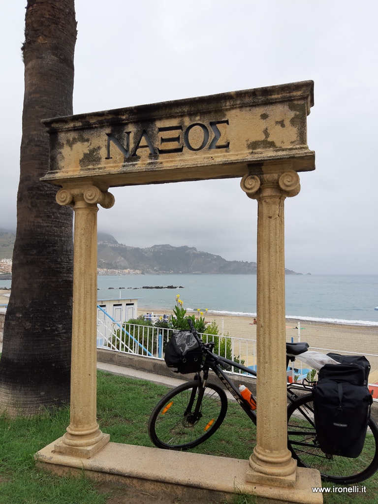 Entriamo a Giardini Naxos