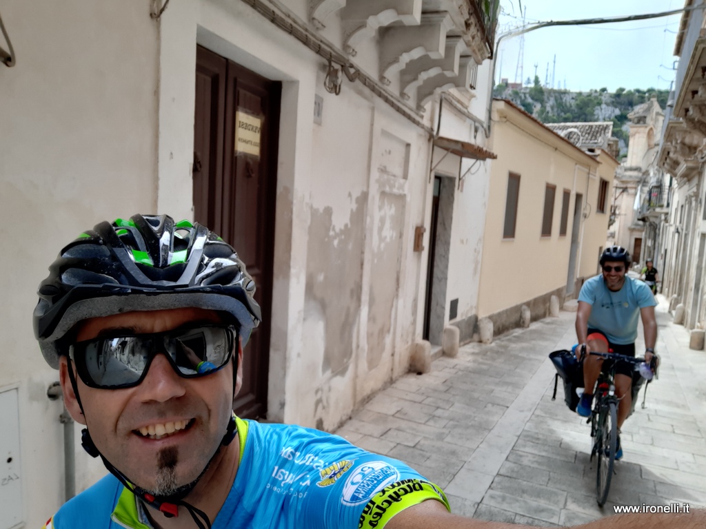 Nei vicoli di Modica con la compagnia di cicloturisti tedeschi