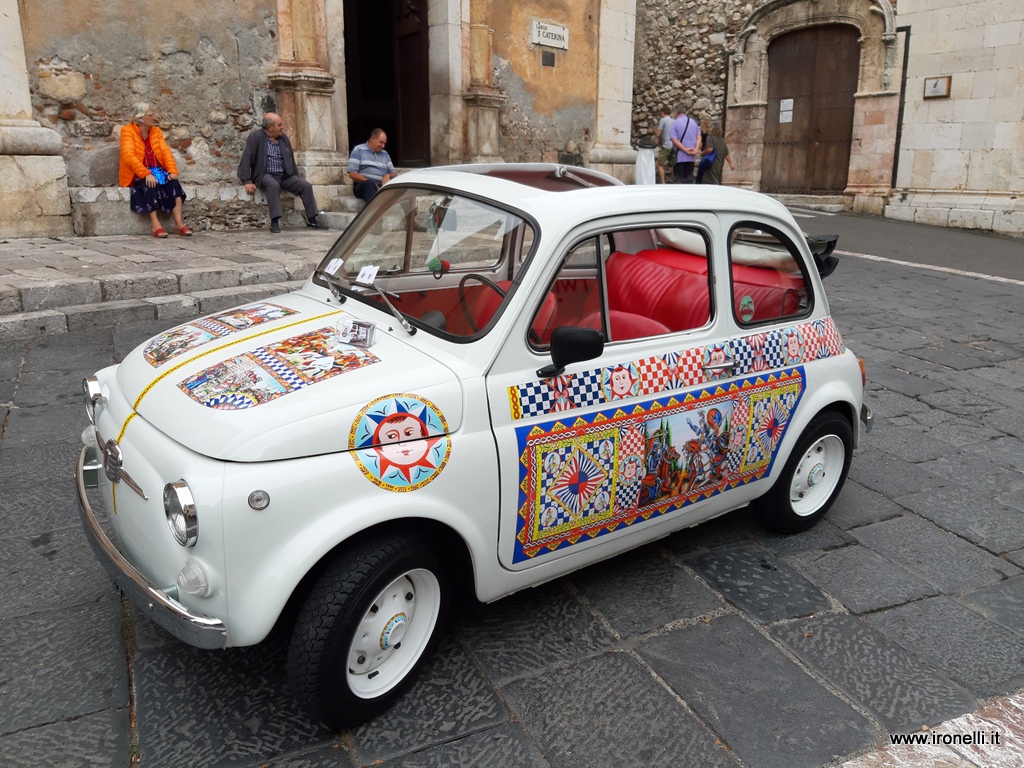 Una vecchia FIAT 500 acchiappa turisti a Taormina.