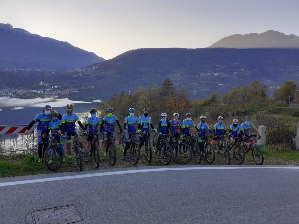 Foto di gruppo Oltrefersina MTB al tramonto di Tenna