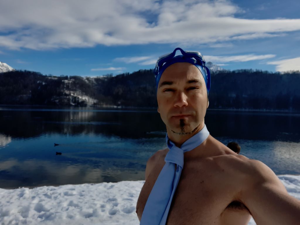 Tuffo della Merla 2021: cravatta intonata con costume e cuffia.