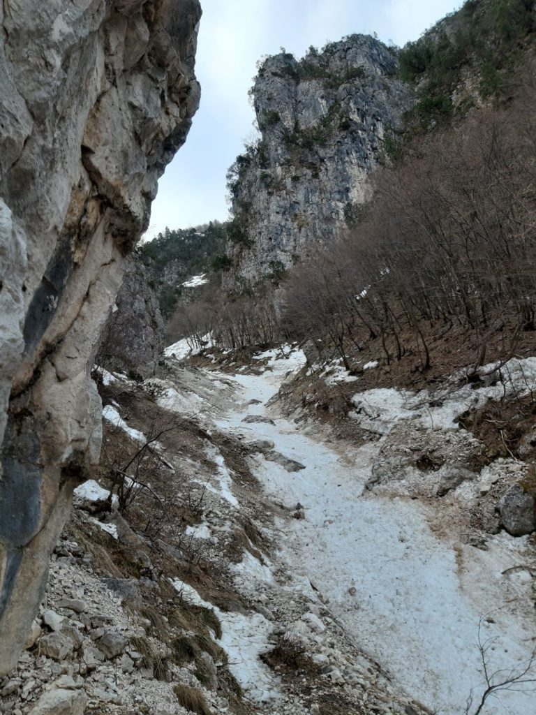 Entrata nel canale nord di cima Ceriola a quota 1000m