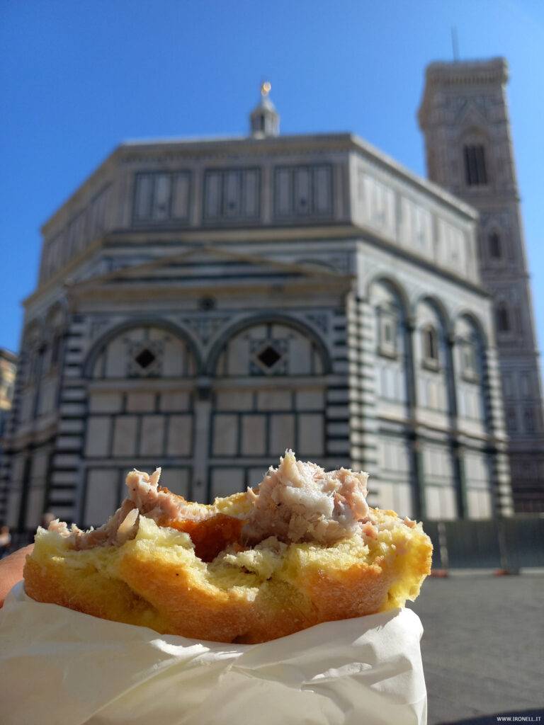 Panino alla porchetta in centro a Firenze, di fronte al Battistero