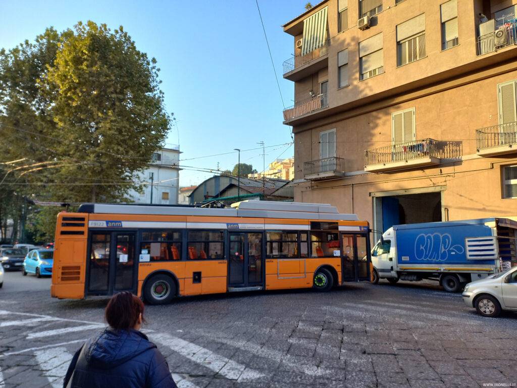 Autobus al capolinea fa addirittura retromarcia!