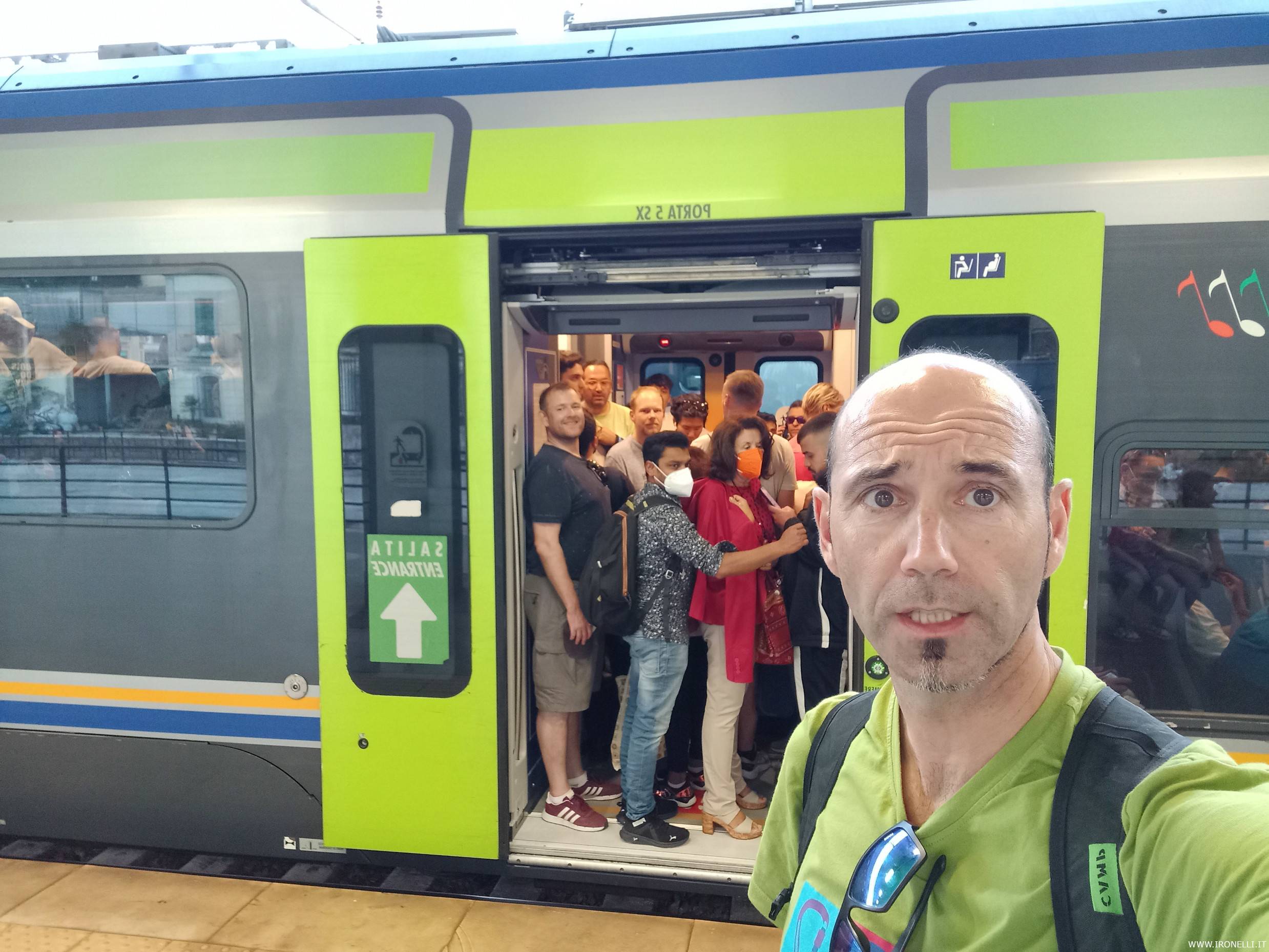 AL metro di NApoli 8in realtà una normale linea ferroviaria fatta con i Minuetto) strapiena per la partita del NApoli