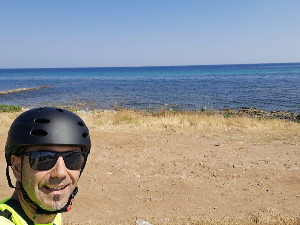 Subito fuori da Bari il mare è già bello; peccato che, nonostante ci siano cestini vunque, sia un po' sporco, pieno di rifiuti di turisti giornalieri che, videntemente, non ce la fanno a portarsi a casa nemmeno una lattina.