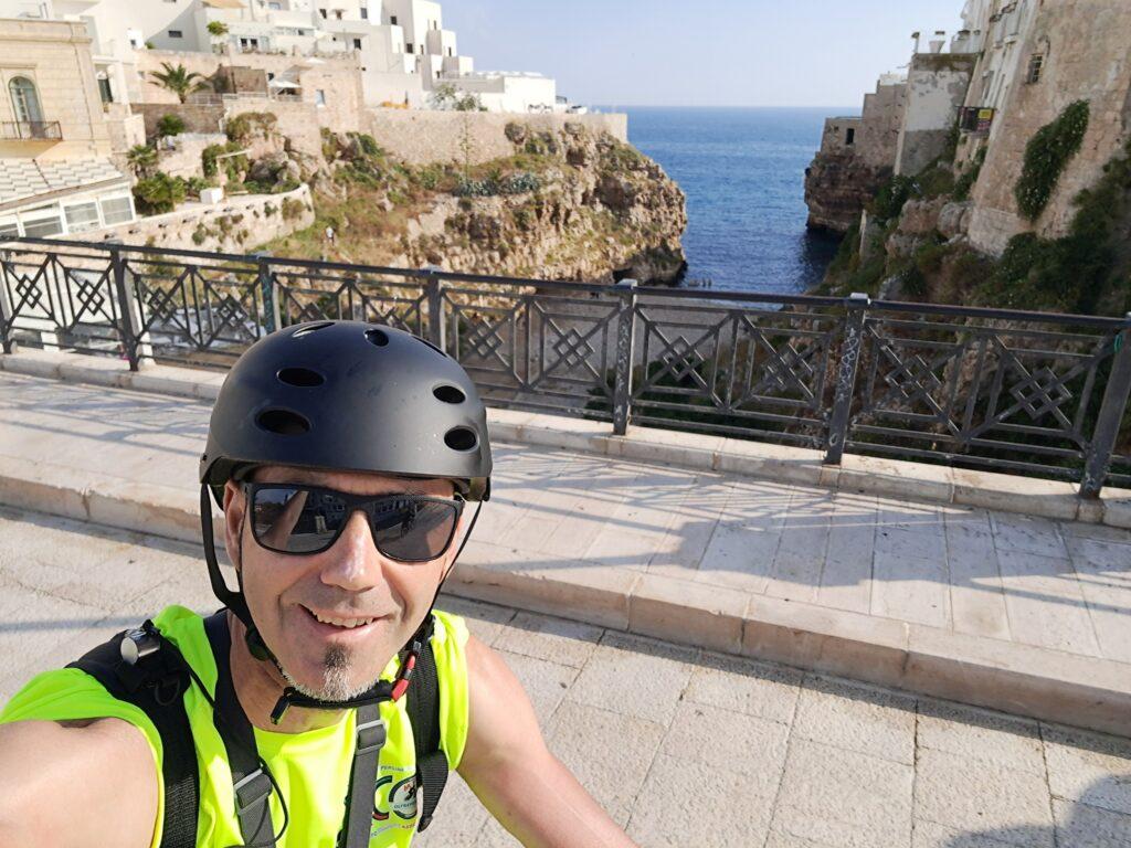 La mattina la spiaggia di Polignano è deserta.
