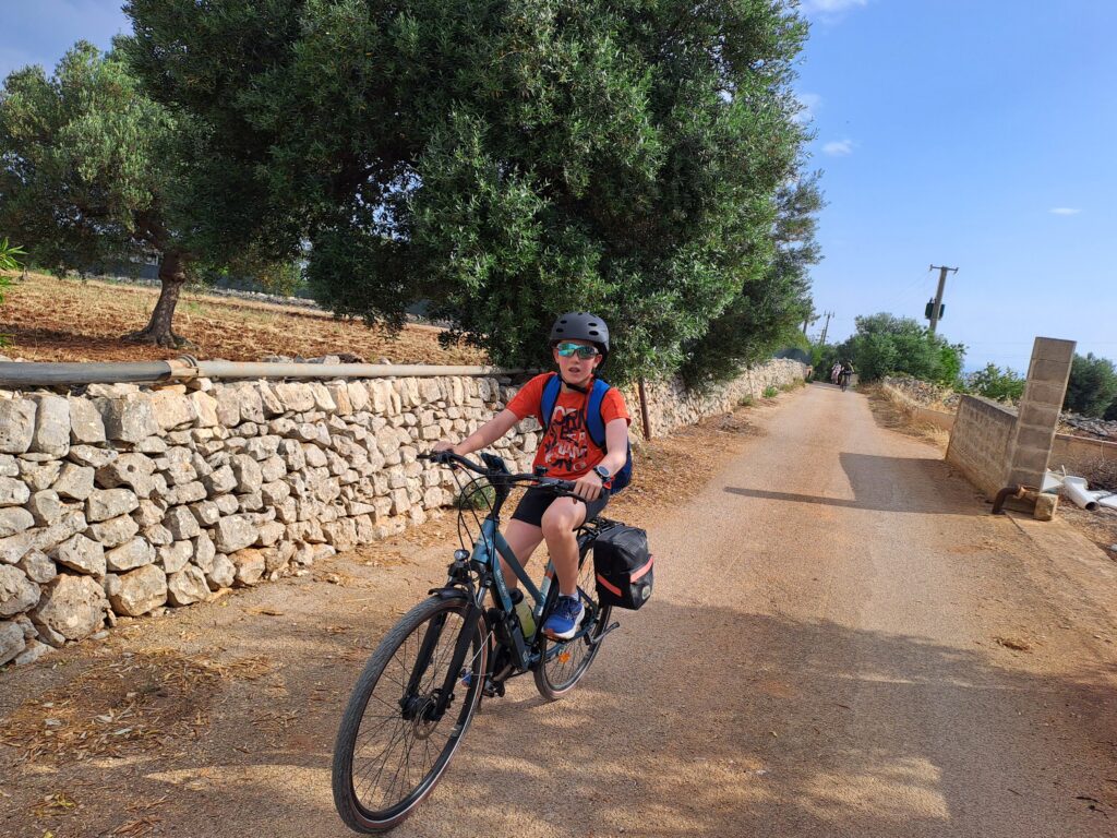 Tragitto nelle campagne a monte di Polignano; ben curate e con pochi rifiuti.