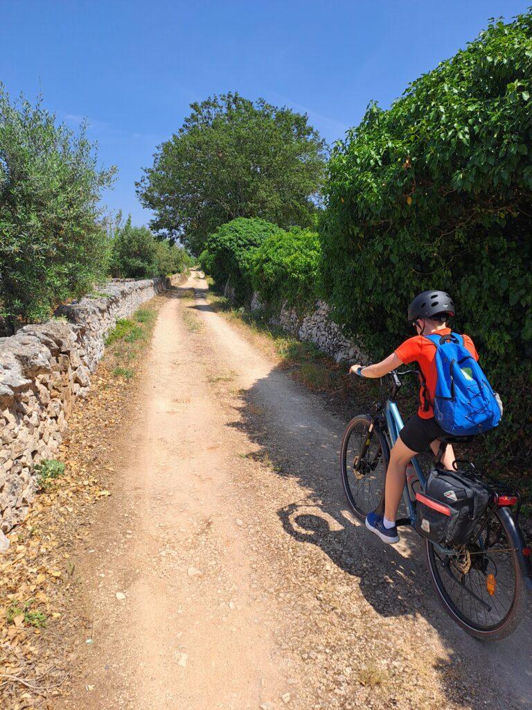 Qualche tratto fuoristrada leggero; la bici da trekking è azzeccatissima.