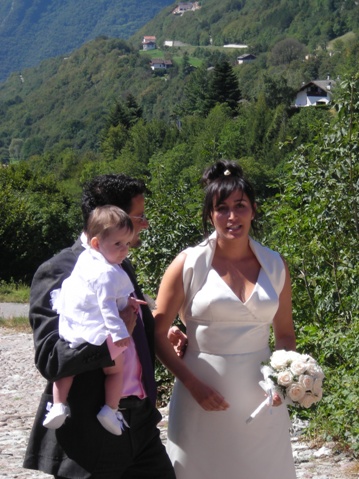 Gli sposi con la piccola Ester Gli sposi con la piccola Ester