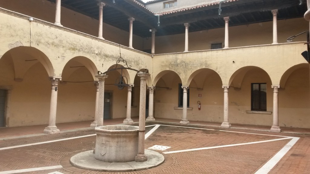 Il chiostro del palazzo comunale di Monteforte