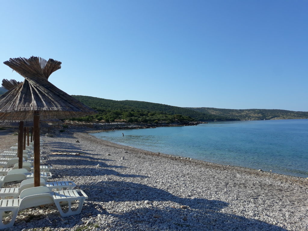 Spiaggia a Punat, isola di Krk.