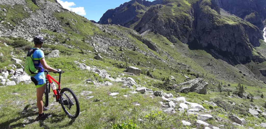 Abbiamo sbagliato strada per la forcella Regana; sullo sfondo la carrareccia militare.