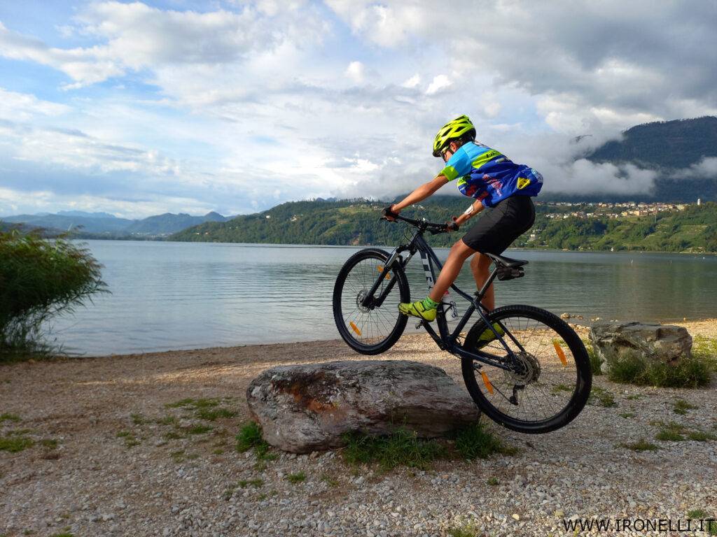 Le acrobazie al Lago di Caldonazzo dei ragazzi del corso rosso della Scuola MTB Oltrefersina, i giovanissimi G5 e G6 