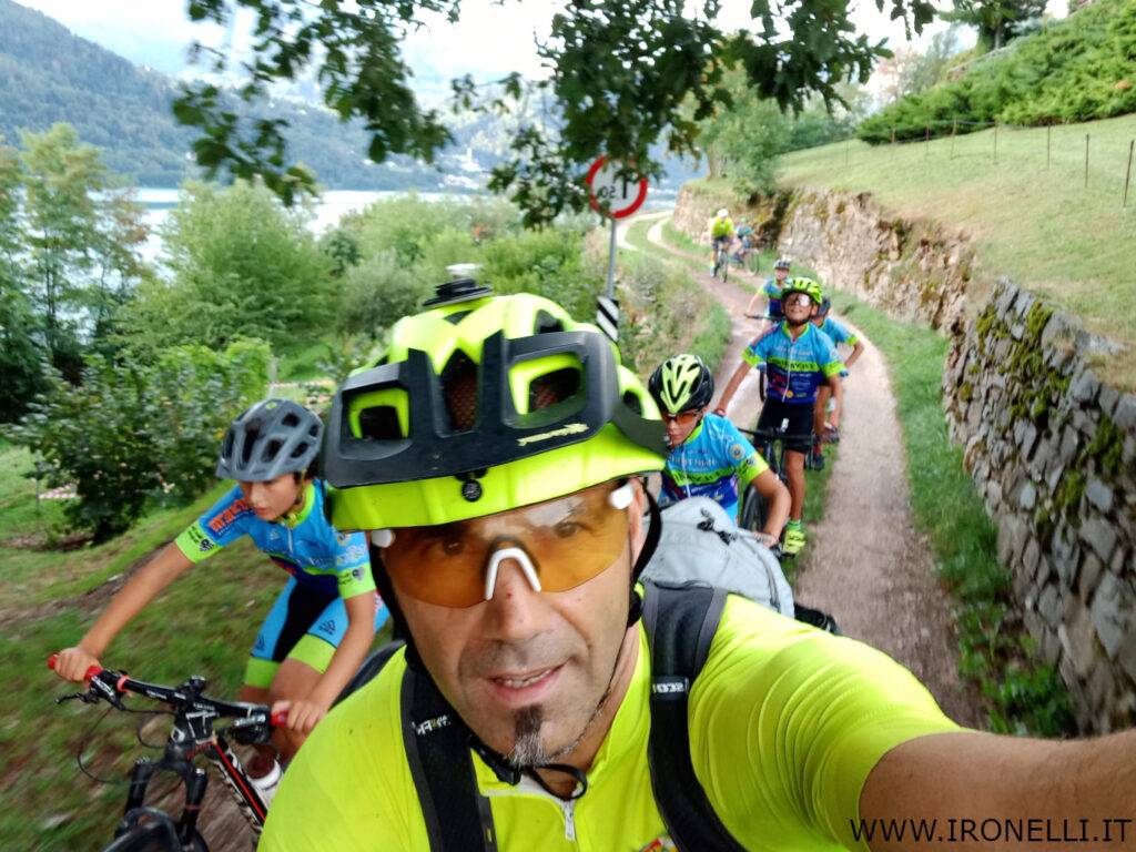 Foto di gruppo del corso rosso della Scuola MTB Oltrefersina al lago di Caldonazzo