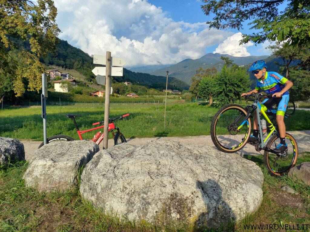 Le acrobazie al parco del Fersina dei ragazzi del corso rosso della Scuola MTB Oltrefersina , i giovanissimi G5 e G6