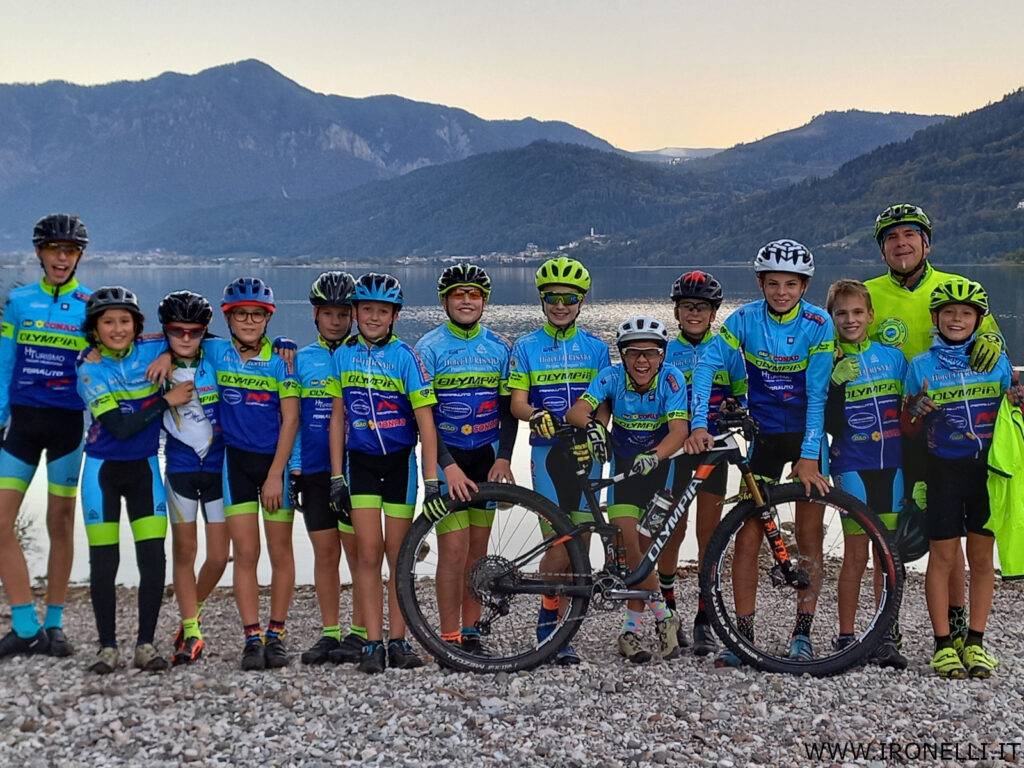 Foto di gruppo del corso rosso della Scuola MTB Oltrefersina al lago di Caldonazzo